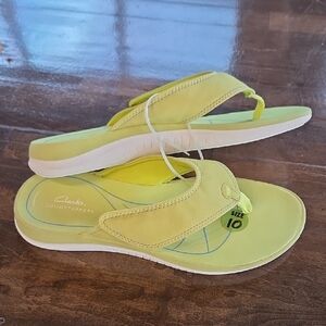Clarks Size 10 Women's Lime Green Cloudsteppers Flip Flop Sandals